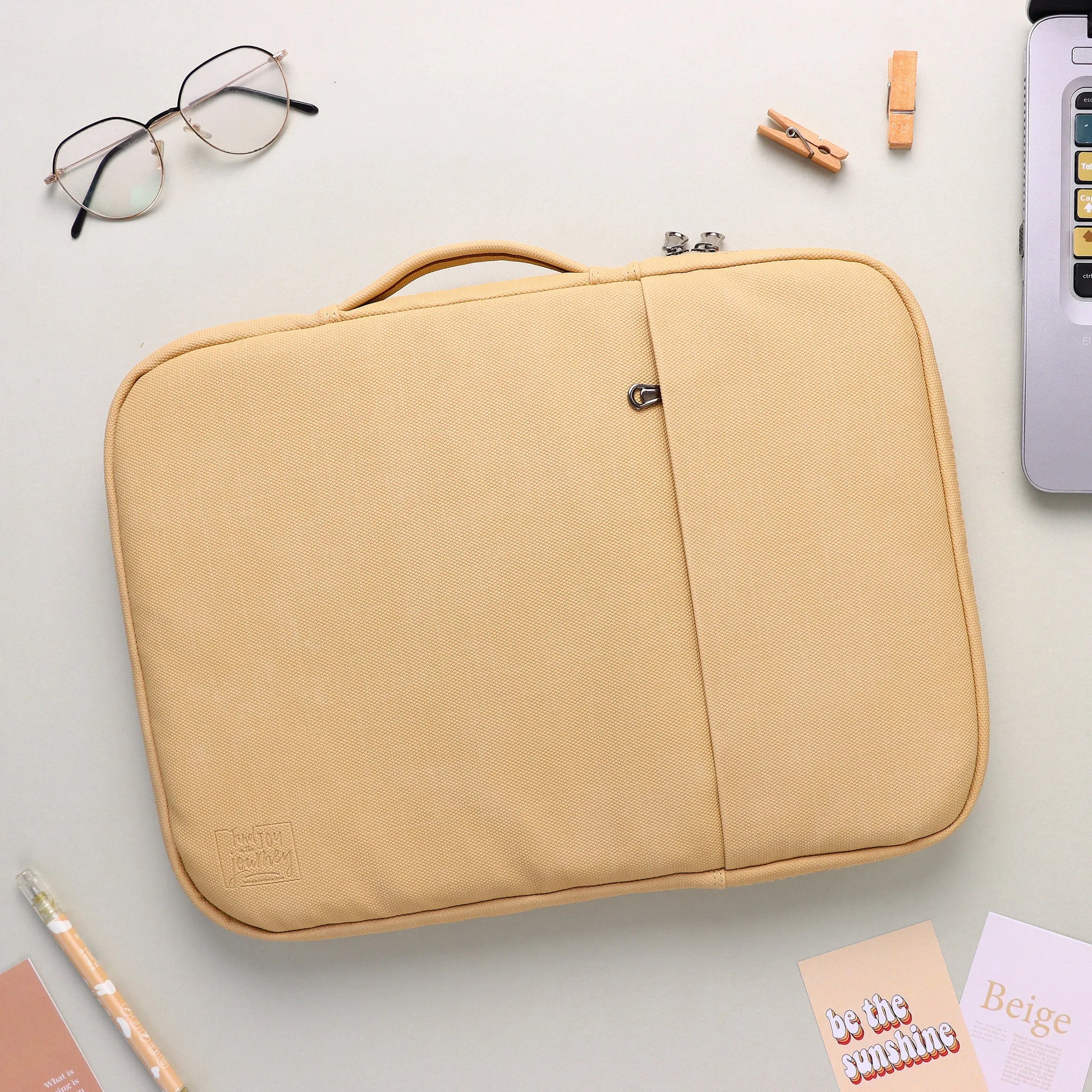 Hand Laptop Sleeve | Latte Dawenha | دونها