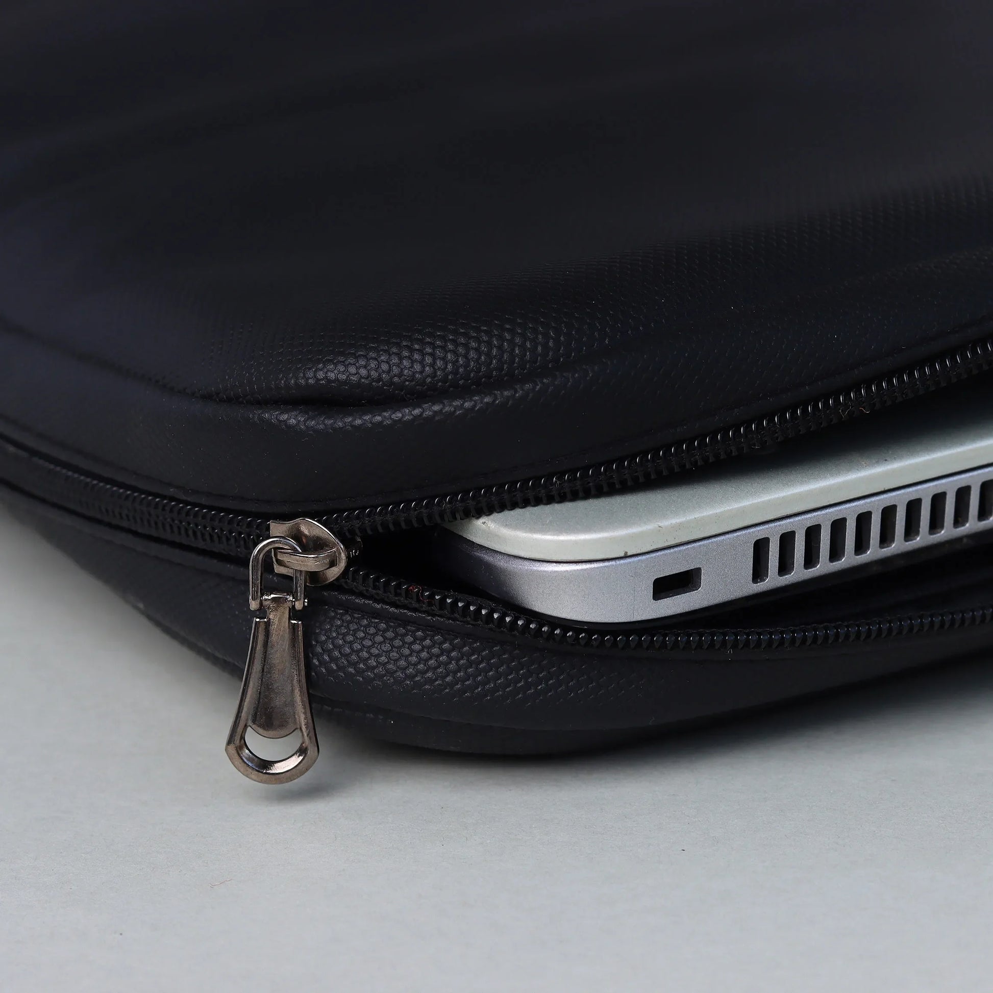 Hand Laptop Sleeve | Black Dawenha | دونها
