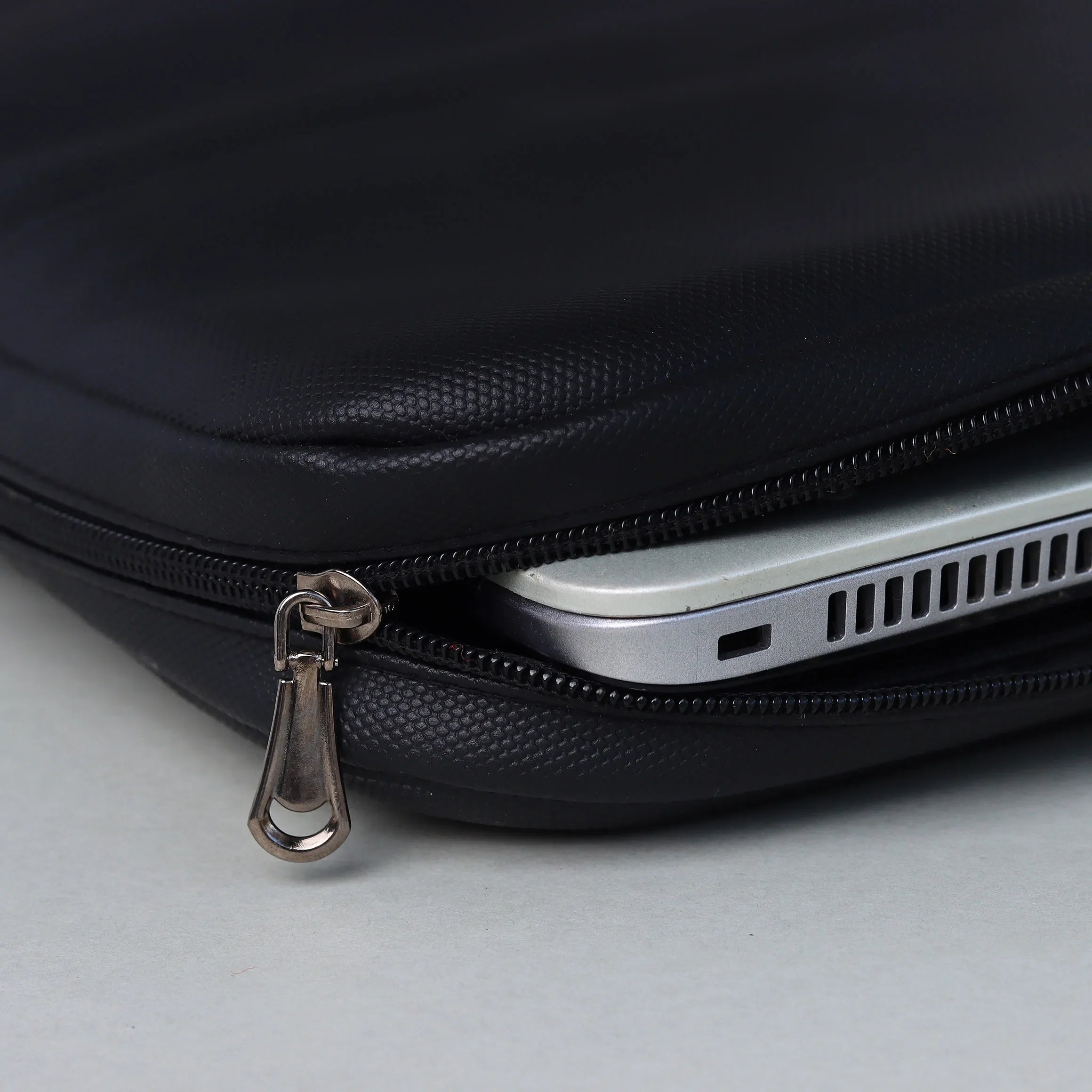 Hand Laptop Sleeve | Black Dawenha | دونها