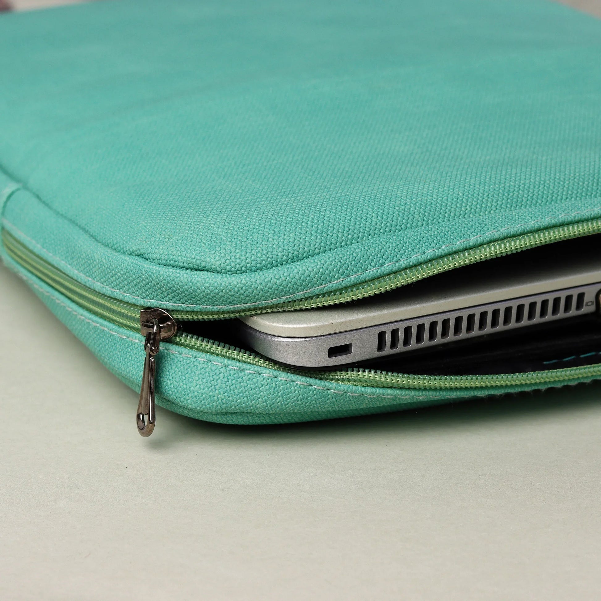 Hand Laptop Sleeve | Pistachio Dawenha | دونها