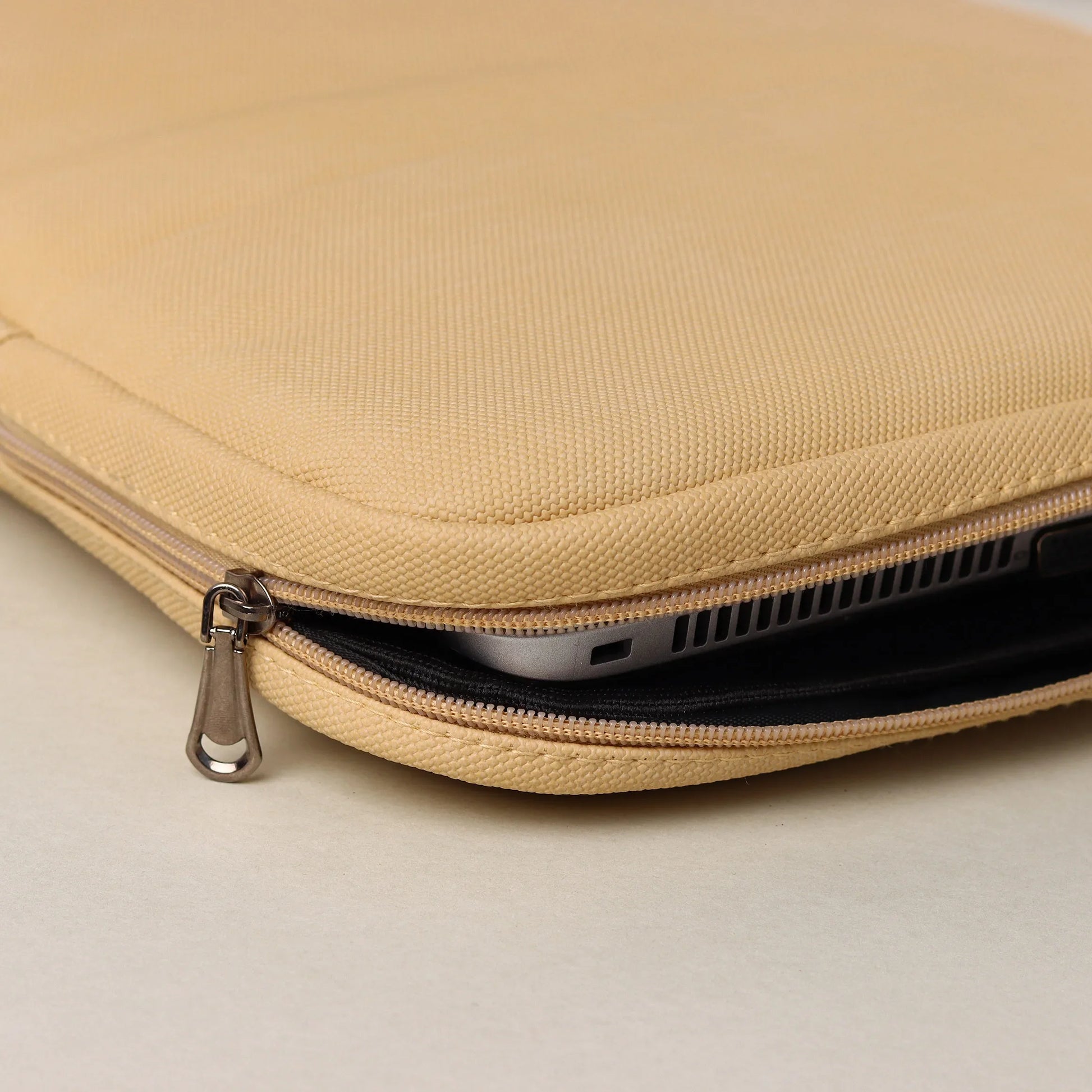 Hand Laptop Sleeve | Latte Dawenha | دونها